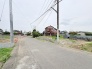 周辺環境の静けさが際立つ、空が広く感じられる落ち着いた街並みの風景です。