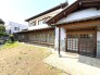 縁側から広がる緑と、和の趣が心地よい空間。