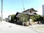 緑豊かな生垣が、穏やかな静けさを物語る。