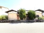 緑豊かな植栽と石積みの趣ある佇まいが、穏やかな時を奏でます。