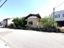 緑豊かな植栽と趣ある石積みが、静かな佇まいを演出します
