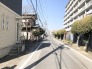 幹線道路から１本入った現地は、想像以上に静かに感じられます。
