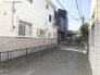 住民の方が主に利用する交通量少なめの道路に面してます。
