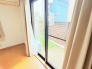 1階8.5帖洋室から見た庭の様子