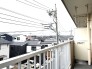 広がる街並みを望む、心地よい風が通り抜けるバルコニー
