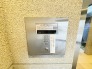 落ち着いた雰囲気のエントランス。オートロック式で防犯面にも配慮がなされ、宅配ボックスも備わっています。
