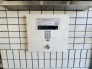 落ち着いた雰囲気のエントランス。オートロック式で防犯面にも配慮がなされ、宅配ボックスも備わっています。
