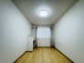 今からここを誰のお部屋にしようか、そんな洋室。大きさは6.5帖です。
