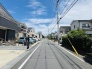 駐車が苦手な方にも嬉しい、前面６ｍ道路に面した住まい。
