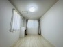 今からここを誰のお部屋にしようか、そんな洋室。大きさは6.5帖です。
