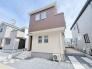 穏やかな空の下、心地よい風が吹き抜ける住まい
