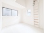 空間に広がりを感じさせる、真っ白で清々しい部屋。