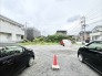 周辺の緑が穏やかな空の下、静かな時間が流れる心地よい空間