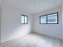 今からここを誰のお部屋にしようか、そんな洋室。大きさは５．２帖です。
