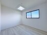 日照の取りづらい北側のお部屋には天窓を設置してあり、天井からの間接的な採光が見込めるようになっています。
