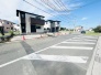 駐車が苦手な方にも嬉しい、前面６ｍ道路に面した住まい。
