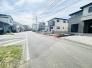 駐車が苦手な方にも嬉しい、前面６ｍ道路に面した住まい。
