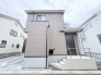 街並みに馴染む落ち着いた佇まいで、住まう人の個性を静かに受け止めてくれる洗練された外観です。