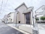 落ち着いた色調の外観が、閑静な住宅街の風景に穏やかに馴染みます。
