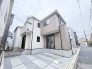 落ち着いた色合いの素材を組み合わせ、街並みに穏やかに溶け込む洗練された外観デザインです。