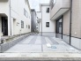 すっきりと整備された、日々の暮らしに静けさと落ち着きをもたらす端正な住まいの佇まい。