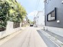 幅員の狭い道ですが、車通りの少ない住宅街に立地してます。
