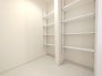 清潔感のある空間に、すっきりと並んだ棚が印象的です。