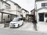 閑静な住宅街に馴染む、落ち着いた佇まいと日々の暮らしやすさを感じさせる外観です。