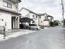 穏やかな住宅街に溶け込み、日々の暮らしに安らぎを感じられる落ち着いた佇まいの街並みが広がっています。