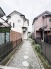 落ち着いた住宅街の中に、端正な佇まいと住まいへのアプローチが心地よい調和を生み出しています。