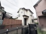 周囲の環境と調和しながらも、落ち着いた佇まいを見せる住まいの外観です。
