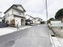 周辺環境と調和する整った街並みに位置し、日々の暮らしに穏やかな落ち着きをもたらす住まいです。