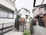 周囲の建物と調和し、落ち着いた静けさが漂う住まいへのアプローチです。