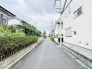 幅員の狭い道ですが、車通りの少ない住宅街に立地してます。
