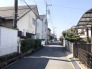 静かな住宅街の小道、穏やかな時間が流れる場所。