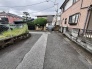 周辺環境に馴染む落ち着いた街並みの中で、穏やかな日常の気配を感じさせる閑静な住宅街の一角です。