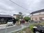 閑静な住宅街の中にあり、日々の生活を穏やかに包み込む落ち着いた佇まいが魅力です。