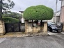 丁寧に手入れされた植栽が、落ち着いた佇まいと穏やかな時間を演出するエントランスまわりです。
