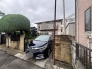 落ち着いた住宅街の風景に溶け込む、穏やかで生活の気配を感じさせる佇まいです。