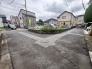 落ち着いた街並みに溶け込む、穏やかな空気が流れる周辺環境です。