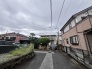 静かな住宅街に溶け込み、日々の暮らしが穏やかに流れる落ち着いた住環境が広がっています。