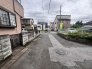 周辺環境が静かに調和し、日々の暮らしが穏やかに流れる落ち着いた住宅街の景色です。