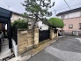 手入れされた植栽と重厚感のある門構えが、時を重ねて醸し出される住まいの落ち着きと品格を感じさせてくれます。