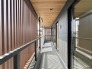 デザイン性にも優れた屋根付きバルコニー。ぜひ現地でご覧ください。
