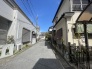 幅員の狭い道ですが、車通りの少ない住宅街に立地してます。
