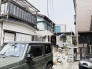 周囲の建物と馴染む落ち着いた街並みの中で、暮らしの気配を穏やかに感じられる日常の風景です。