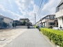 前面道路は歩道も整備され、小さなお子様にも安心です。
