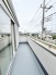 風通しの良い開放的な空間が広がり、日常の延長として穏やかな時間を過ごせる心地よい場所です。