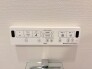お掃除らくらく。便座脇の操作盤をなくした、リモコンタイプのお手洗い。
