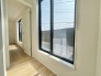 廊下部分からバルコニーに出入り可能です。